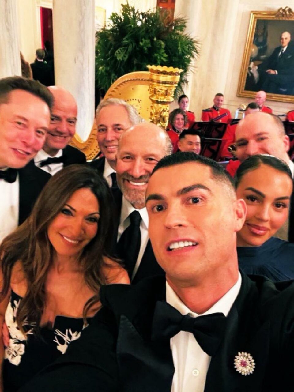 Internetul a explodat: Cristiano Ronaldo își face selfie cu Elon Musk și alți oficiali de la dineul de la Casa Albă