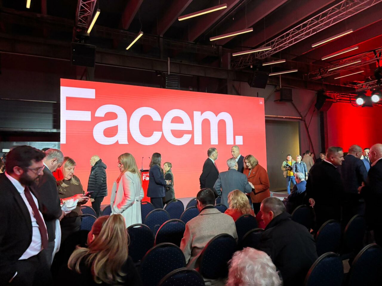 Daniel Băluță își lansează candid...                    </div>
		<p style=