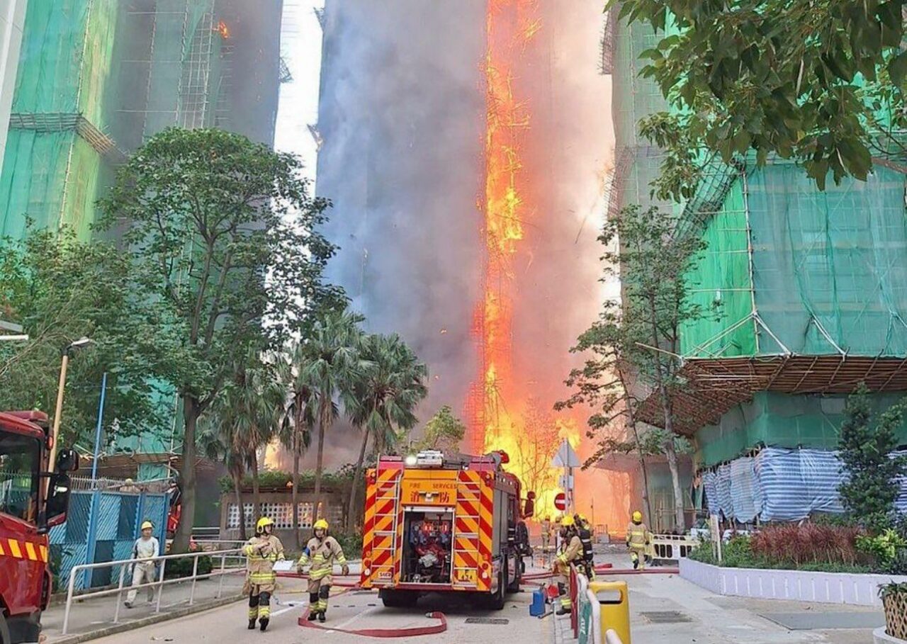 Tragedie în Hong Kong. Un incendiu major a cuprins mai multe blocuri