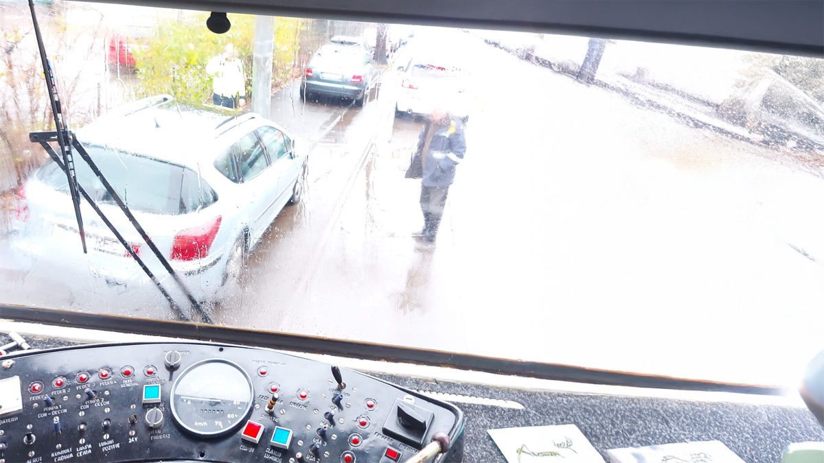 Probele la linia 5 de tramvai au fost blocate de un șofer care a parcat mașina pe șine și s-a dus să cumpere mici