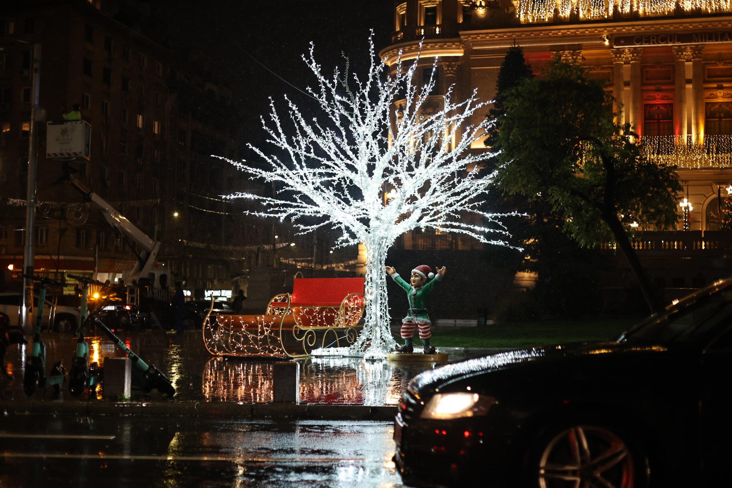 România poartă haine de sărbătoare. Luminițele s-au aprins în București, odată cu deschiderea Târgului de Crăciun