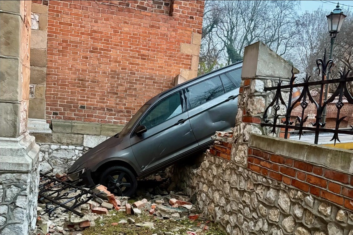 Un șofer ucrainean aflat sub influența alcoolului a intrat cu mașina într-o biserică veche de 700 de ani. Polițiștii l-au așteptat să se trezească