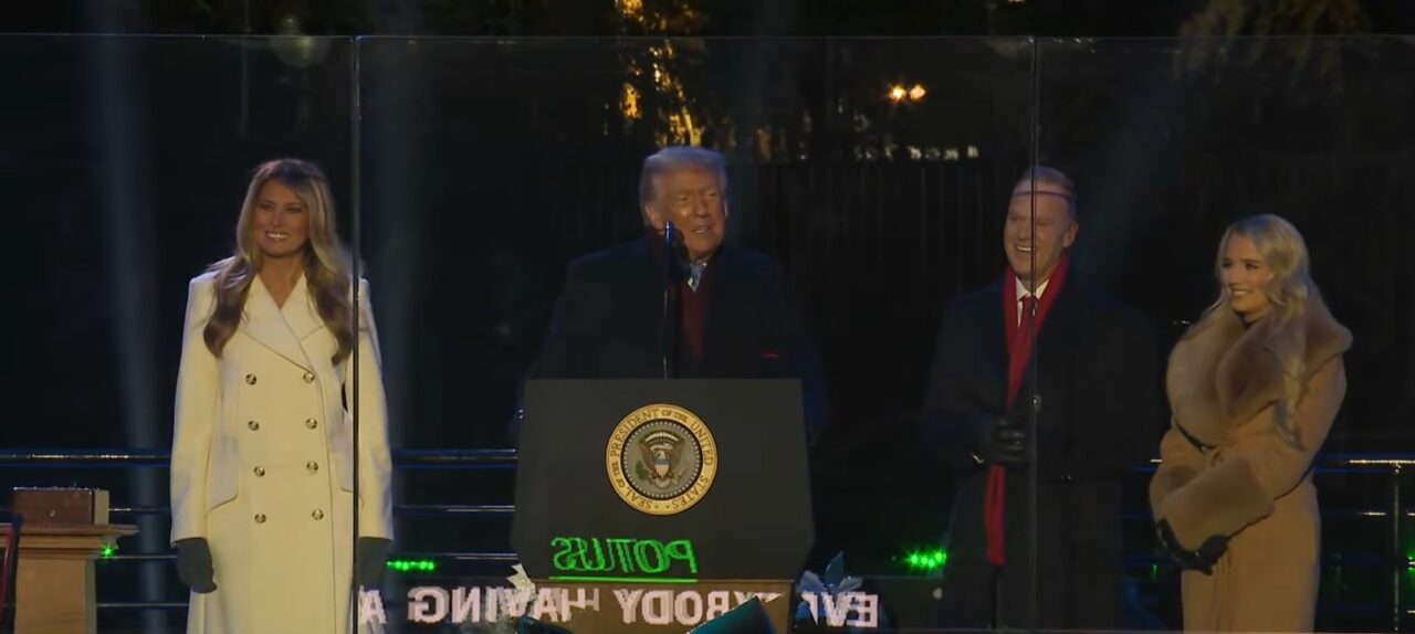 Sărbătoare la Casa Albă: Donald Trump și Prima Doamnă Melania aprind luminile bradului de Crăciun