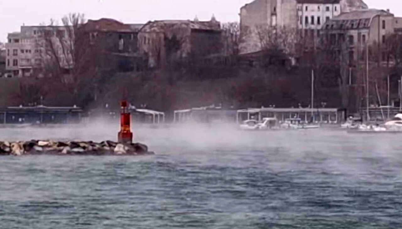 Fierbe Marea Neagră ca în mijlocul verii. Cum va fi afectată România și care este explicația acestui fenomen ciudat