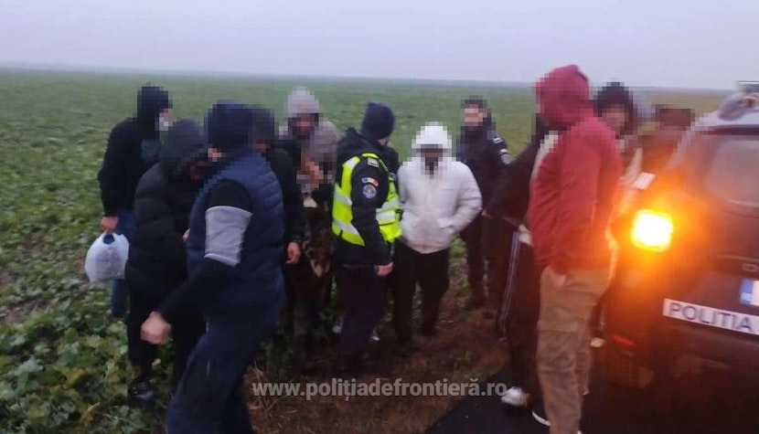 Paisprezece cetățeni străini, care ar fi intrat ilegal în România, au fost prinși la frontieră cu Bulgaria