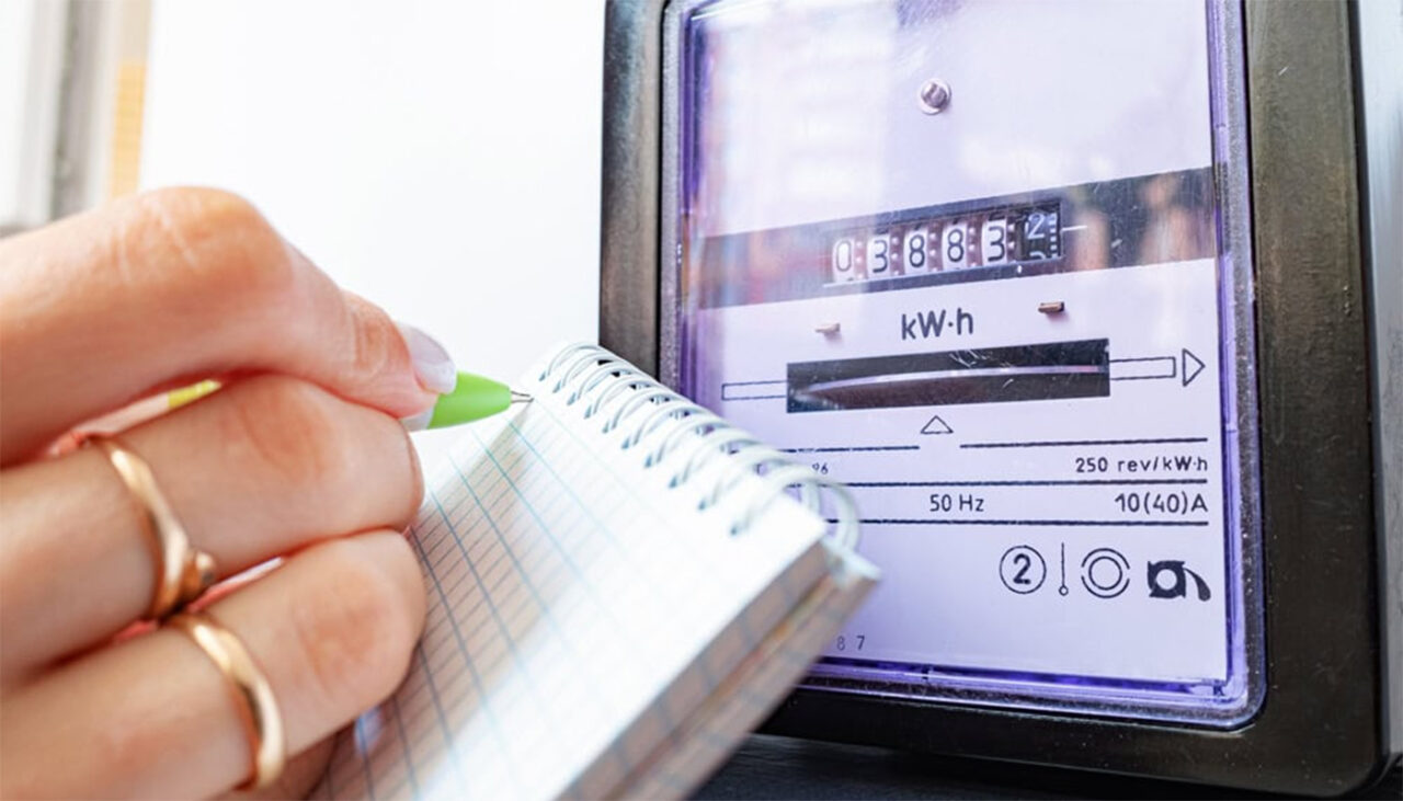 Calcul complet | Electrocasnicul care te „ușurează” de 30 în fiecare lună. Toți românii îl folosesc zilnic