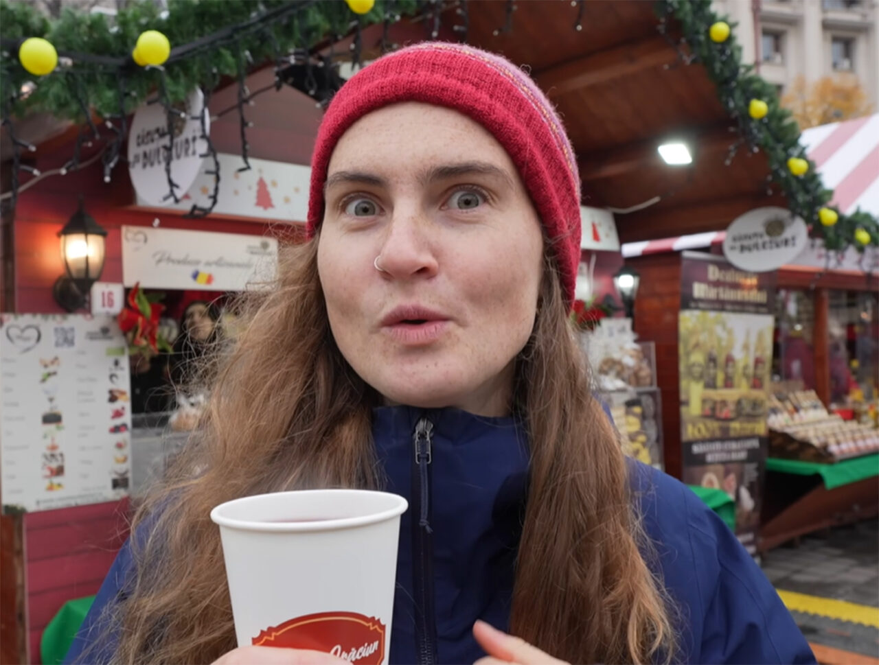 Cum a reacționat această canadiancă, după ce a băut vin fiert pentru prima dată în viața ei, la Târgul de Crăciun din București