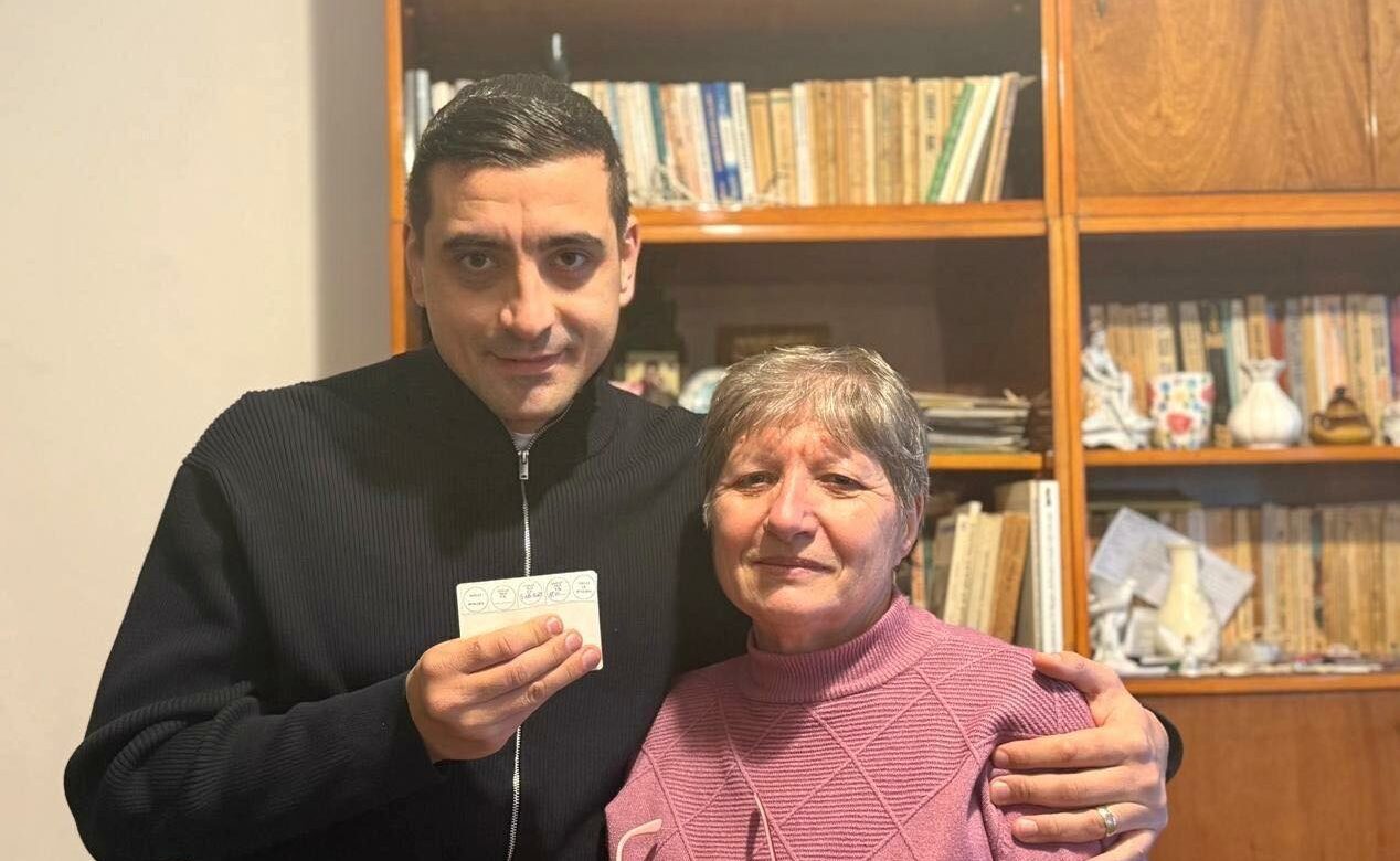 George Simion, alături de mama sa, mesaj de unitate pentru București: Dacă nu ieșim azi la vot, nu avem de ce să ieșim la proteste apoi