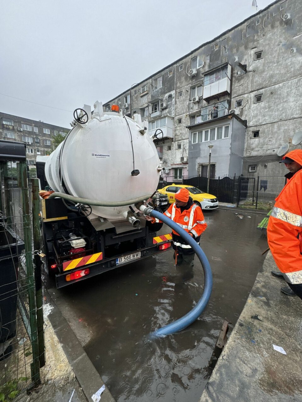 (P) Primăria Sectorului 5 a intervenit de dimineață pentru salubrizarea Aleii Livezilor