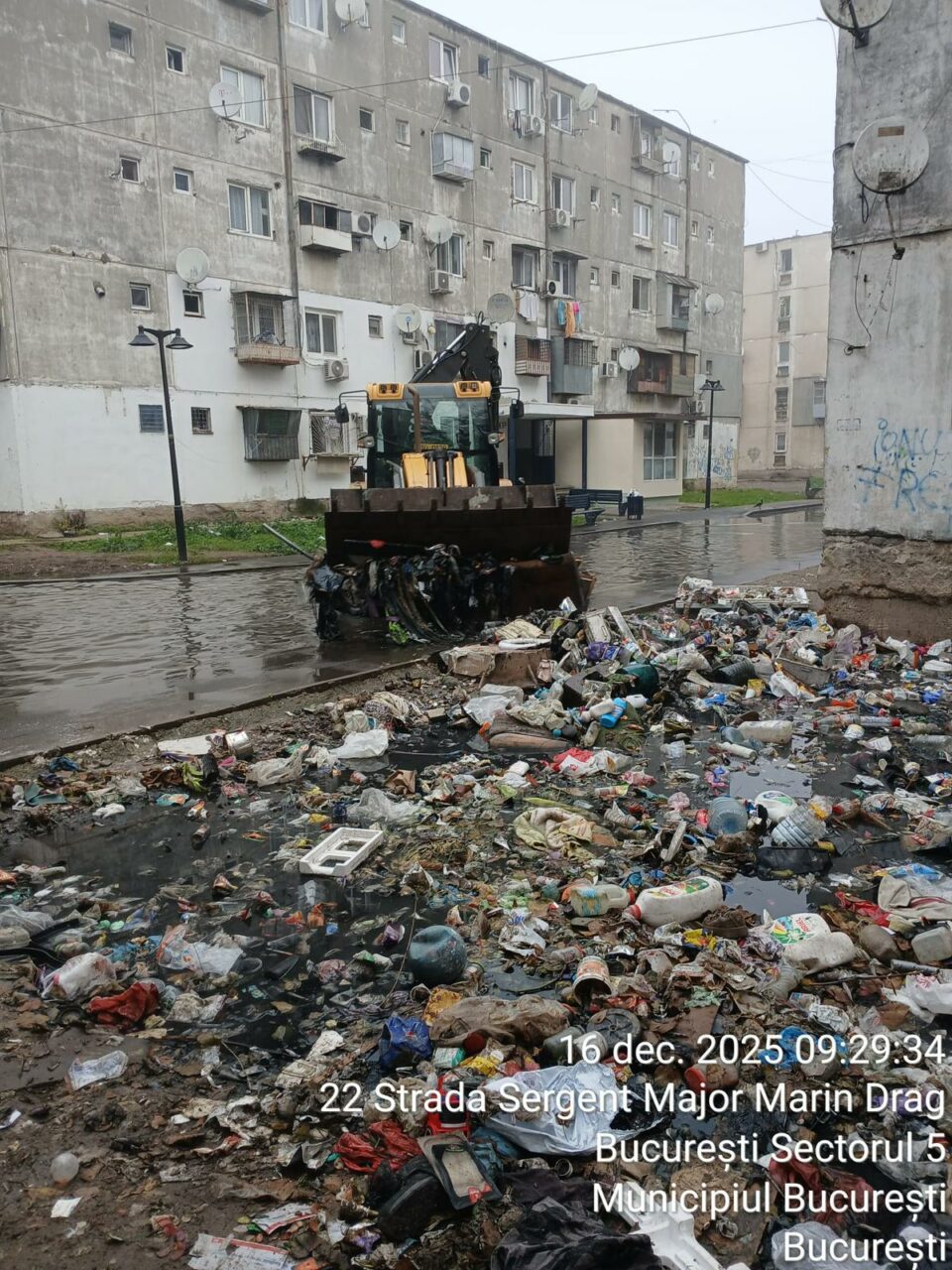 (P) Primăria Sectorului 5 a intervenit pentru salubrizarea Aleii Livezilor