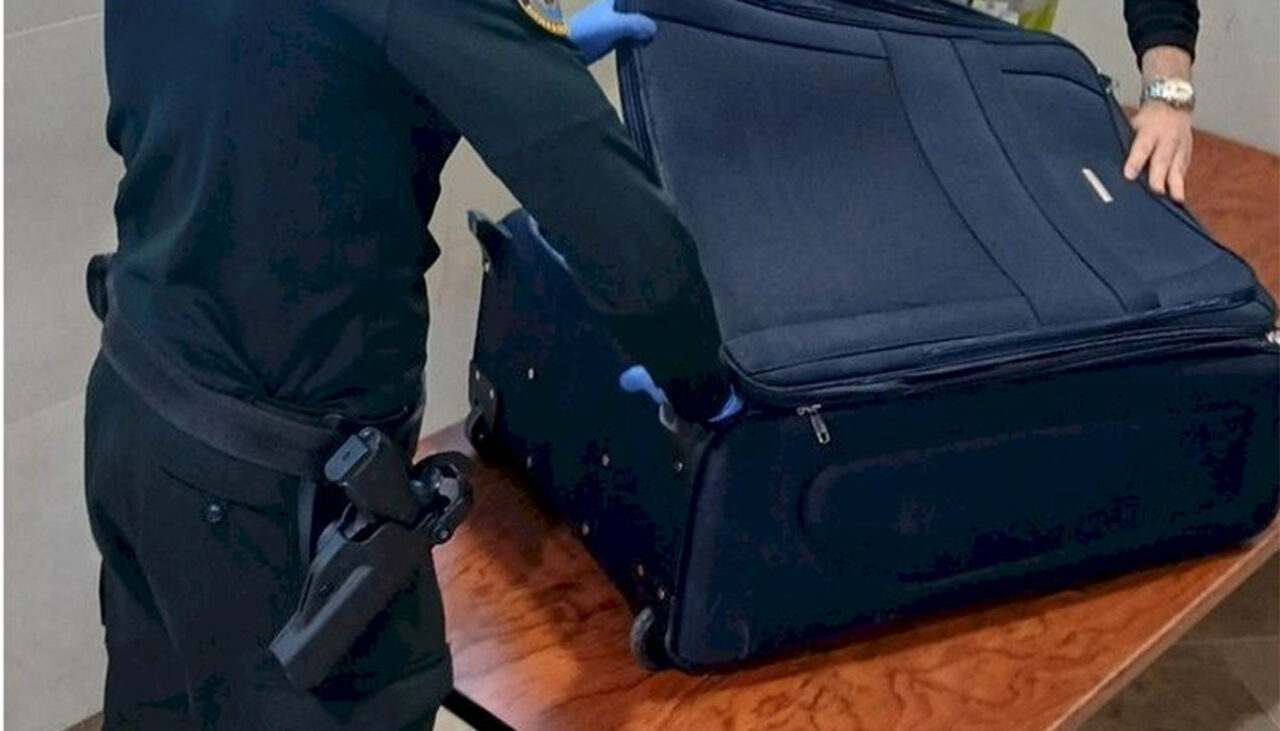 Ce au putut găși vameșii spanioli în valiza unui român. Când au desfăcut geamantanul, au crezut că nu văd bine