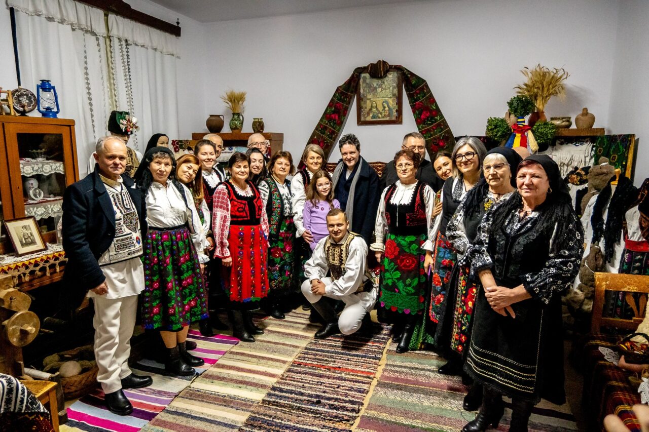 Nicușor Dan și-a petrecut seara de Crăciun în satul bunicilor săi. Cum a fost întâmpinat președintele