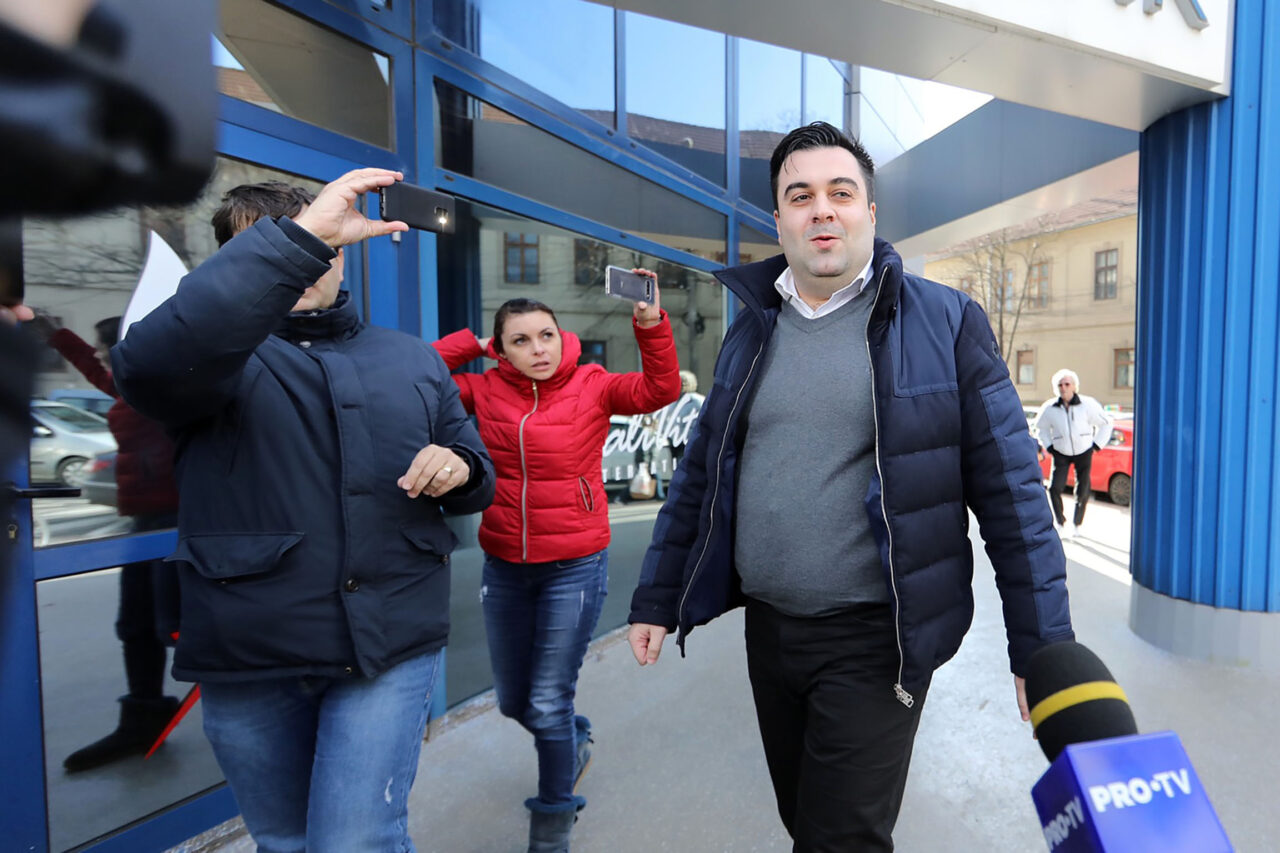 Procurorii DNA fac percheziții la fostul ministru al Transporturilor, Răzvan Cuc. Alături de un om de afaceri, Cuc ar fi încercat să-l mituiască pe șeful RAR