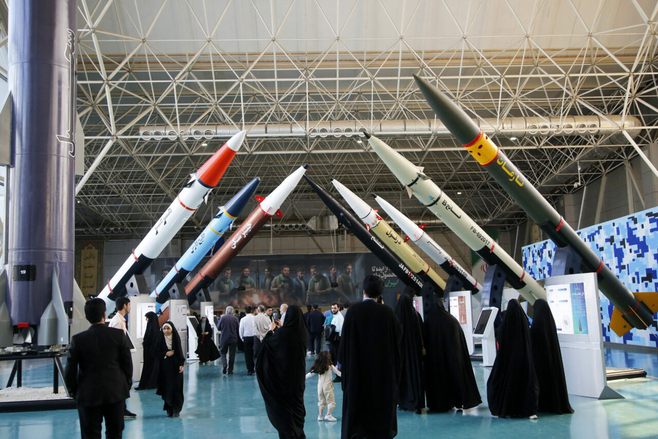 Iranul este dispus să vândă arme avansate în schimbul criptomonedelor. Care este motivul