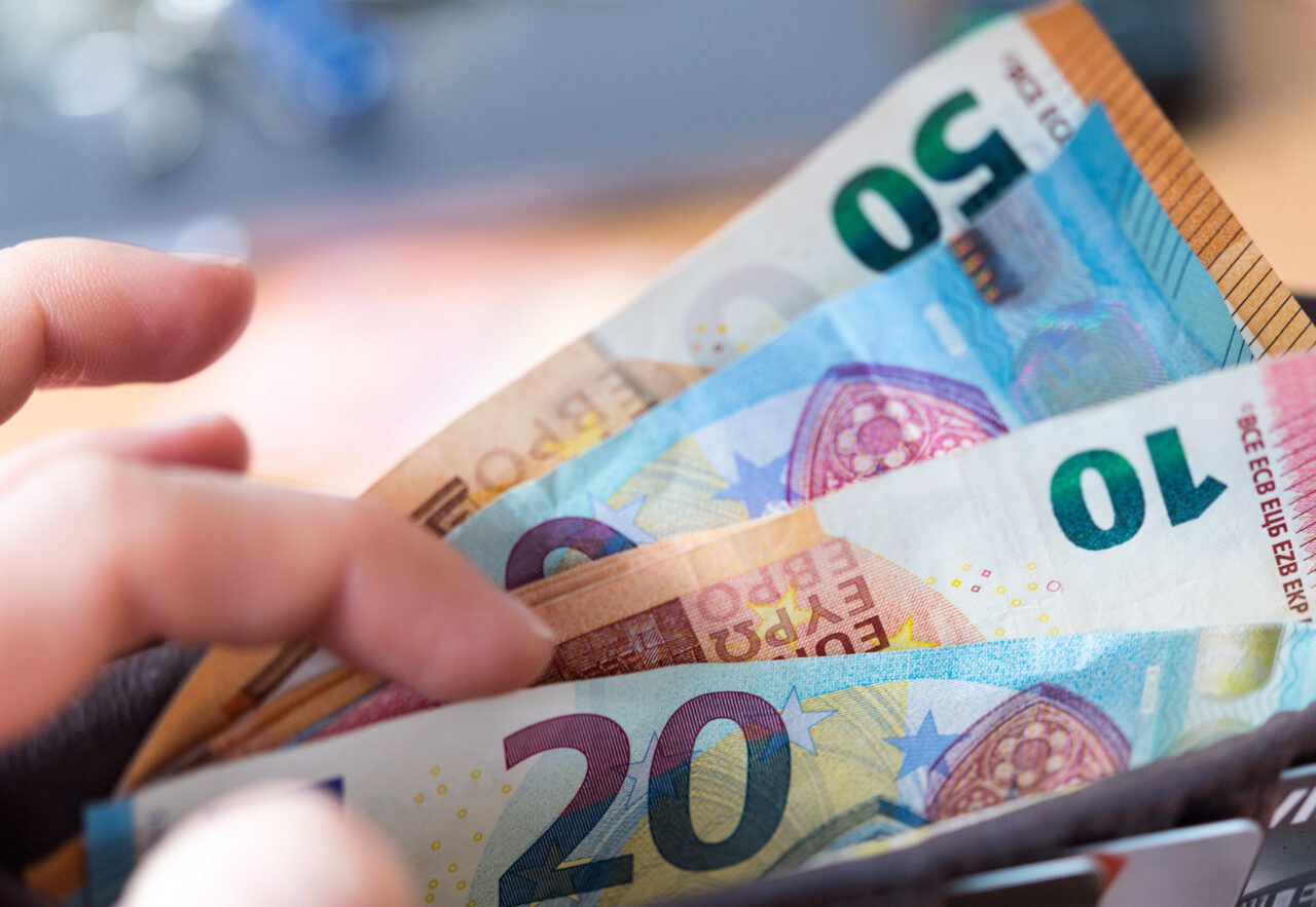 Euro, aproape de un nou record după alegeri. BNR a făcut anunțul astăzi: leului îi slăbește puterea