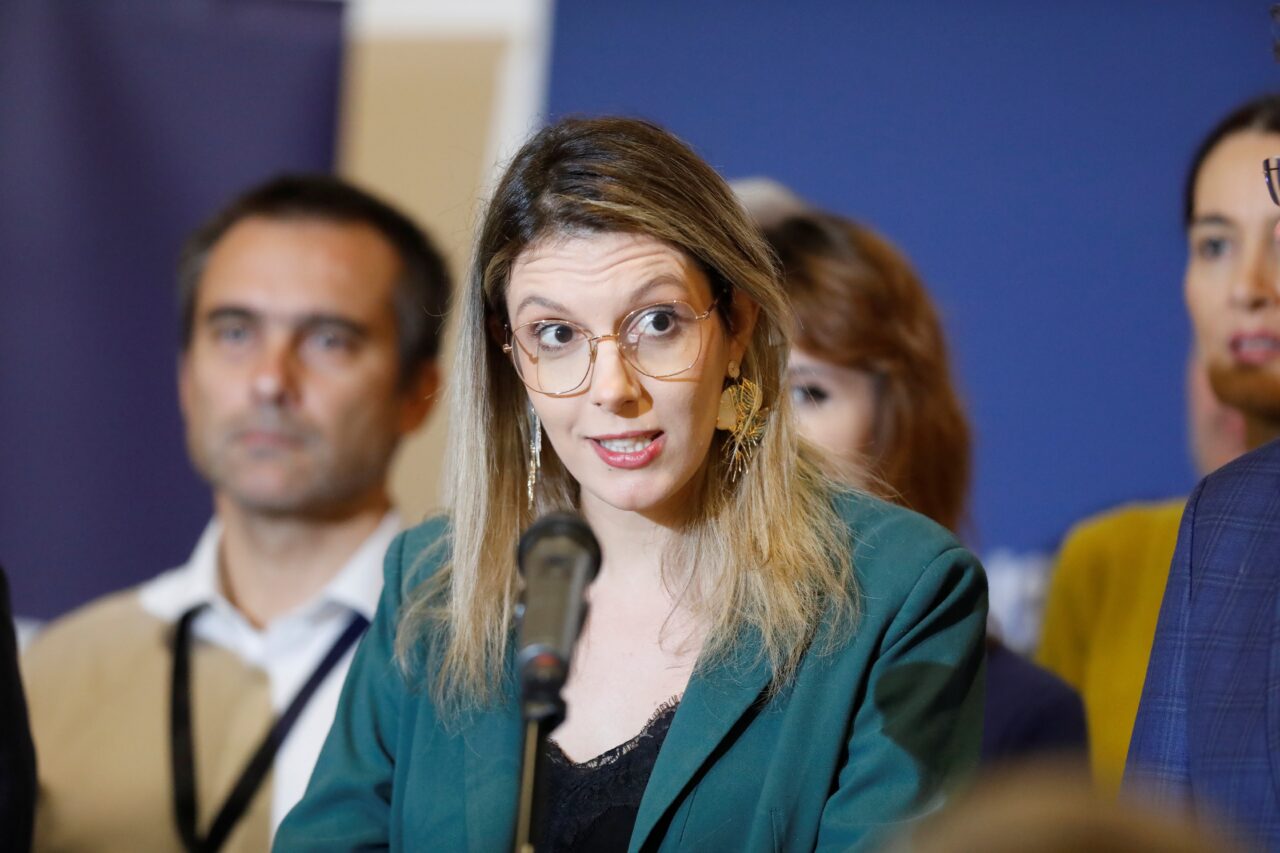Diana Buzoianu se leagă cu lanțurile de scaunul de ministru, cu trei zile înainte de moțiunea pentru demiterea din funcție: „Cereri pe fond politic”