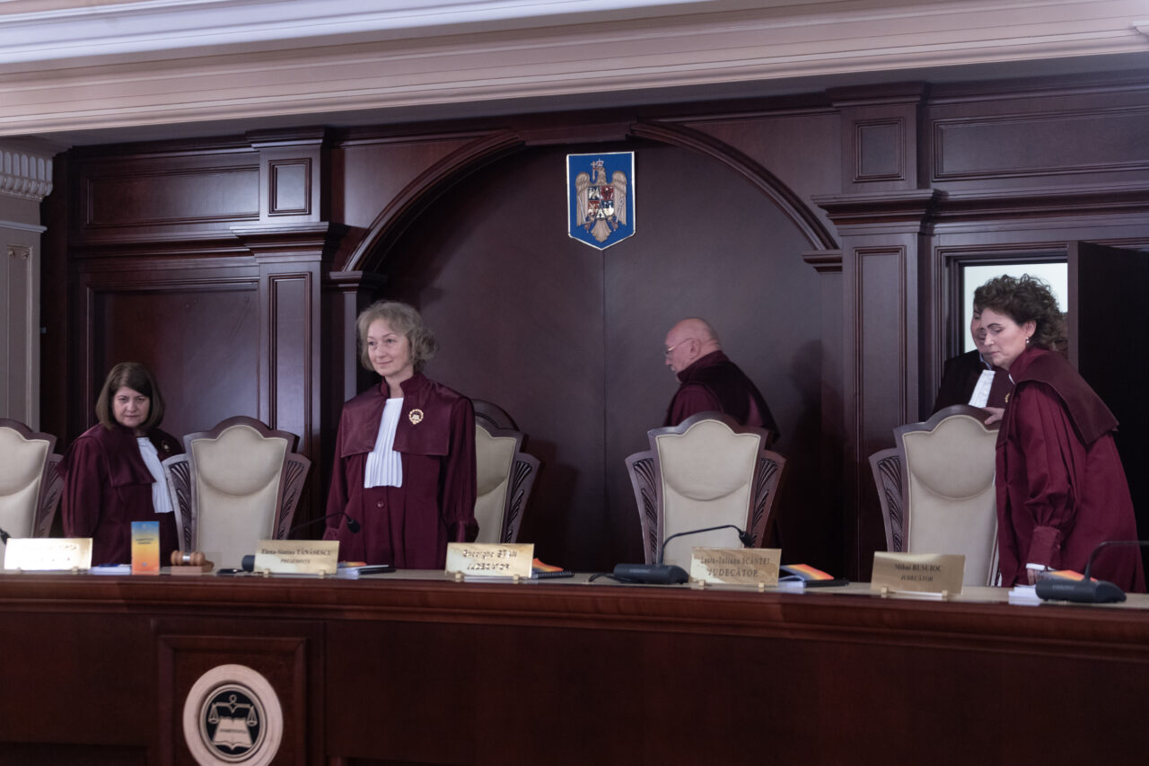 CCR i-a amânat lui Nicuşor Dan trei sesizări pe legile utilizării plajelor Mării Negre, energiei şi gazelor şi regimului ariilor protejate