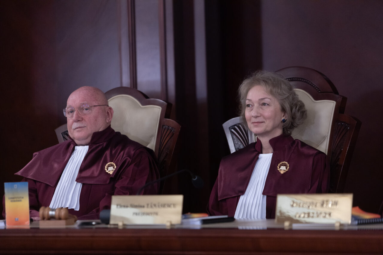 Cei 4 judecători CCR care nu au venit la ședința pe pensiile magistraților o atacă pe președinta CCR, Simina Tănăsescu: „Conducerea CCR refuză să aplice legea”  