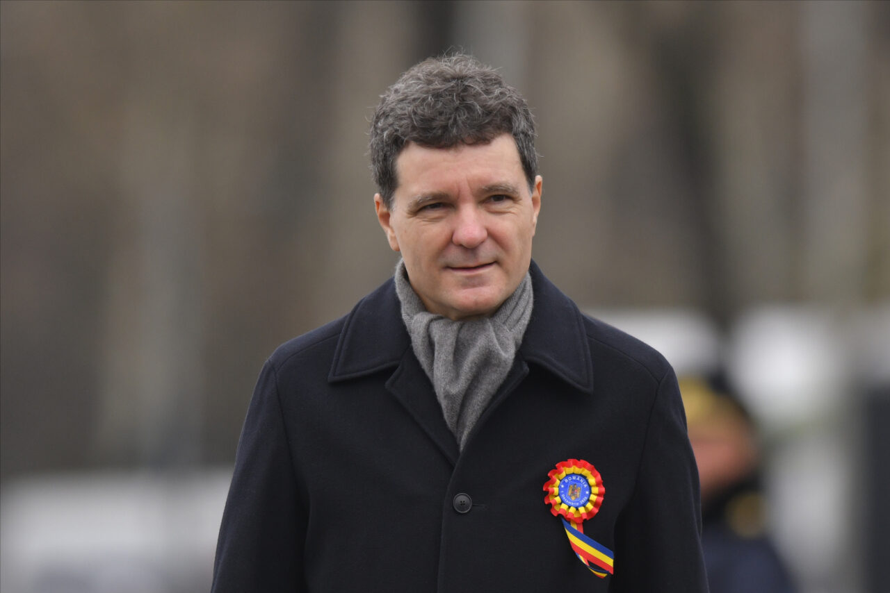 1 Decembrie la Cotroceni: prima recepție a președintelui Nicușor Dan. Protestatarul Marian Ceaușescu i-a întâmpinat: „Trăiască comuniștii”