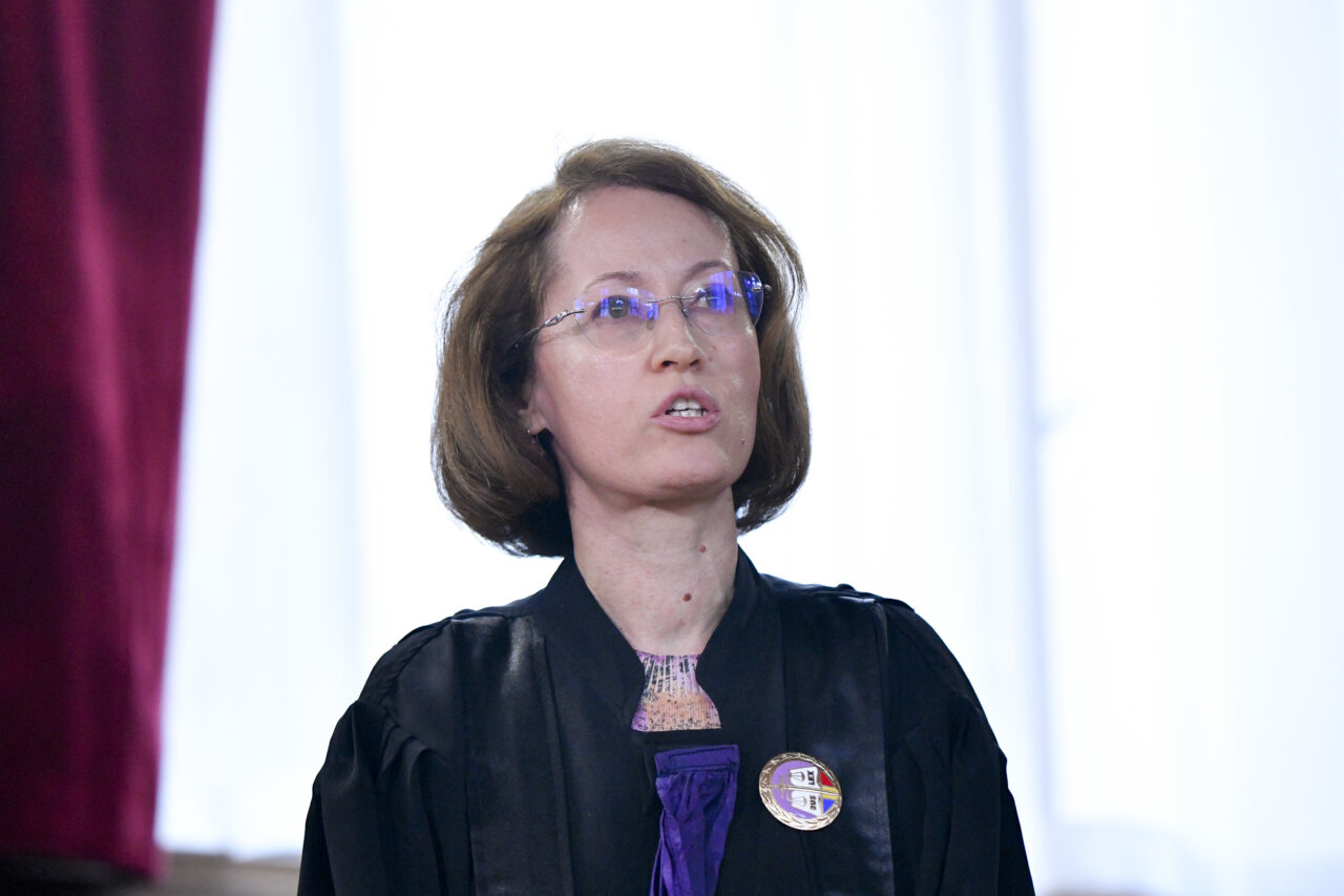 Controversa legată de judecătoarea Raluca Moroșanu: ar fi schimbat încadrarea unui milionar de la „tentativă de omor„ la „lovire”, pentru că martorii nu au cronometrat cât timp și-a ținut soția cu capul sub apă, într-un jacuzzi