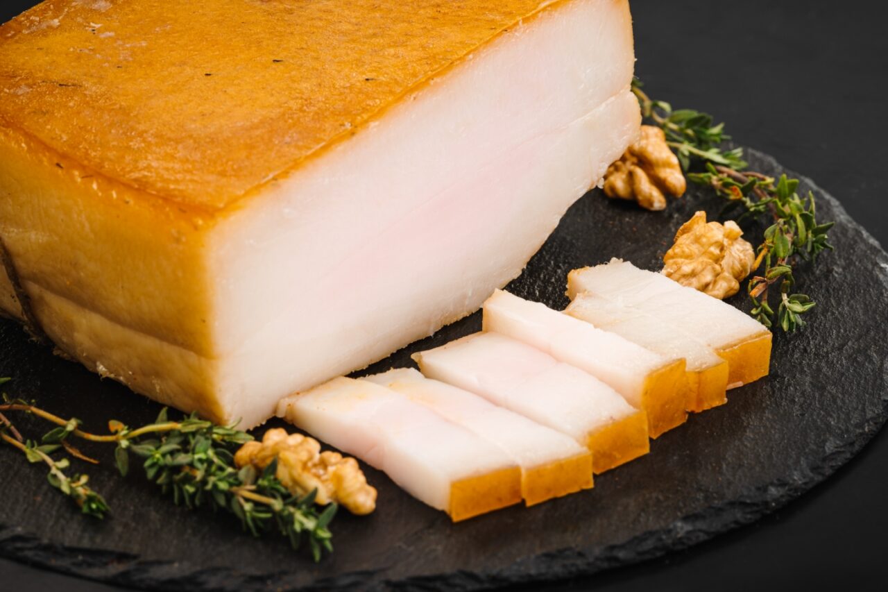 Slănina care a stat ascunsă în ultima iarnă a regimului communist, păstrată 35 de ani într-un turn din Sibiu