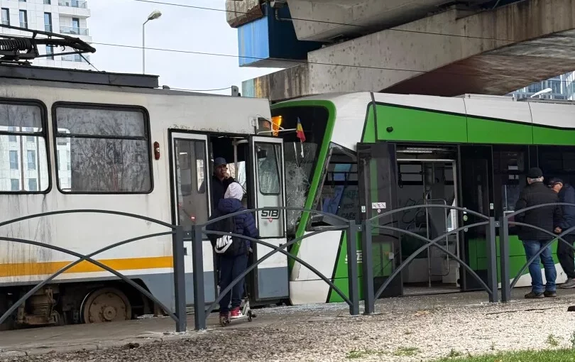 Două tramvaie s-au ciocnit într-o intersecție din Bucureşti. Un copil a ajuns la spital