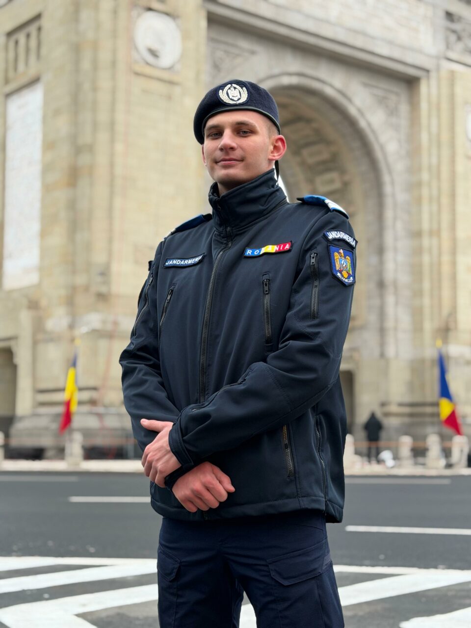 Cine este jandarmul care a cucerit inimile românilor cu vioara lui, în timpul unui zbor al TAROM. Este argeşean şi studiază vioara de la 13 ani. Declarații în exclusivitate pentru Gândul: „Am fost și eu foarte emoționat când am văzut reacțiile oamenilor”