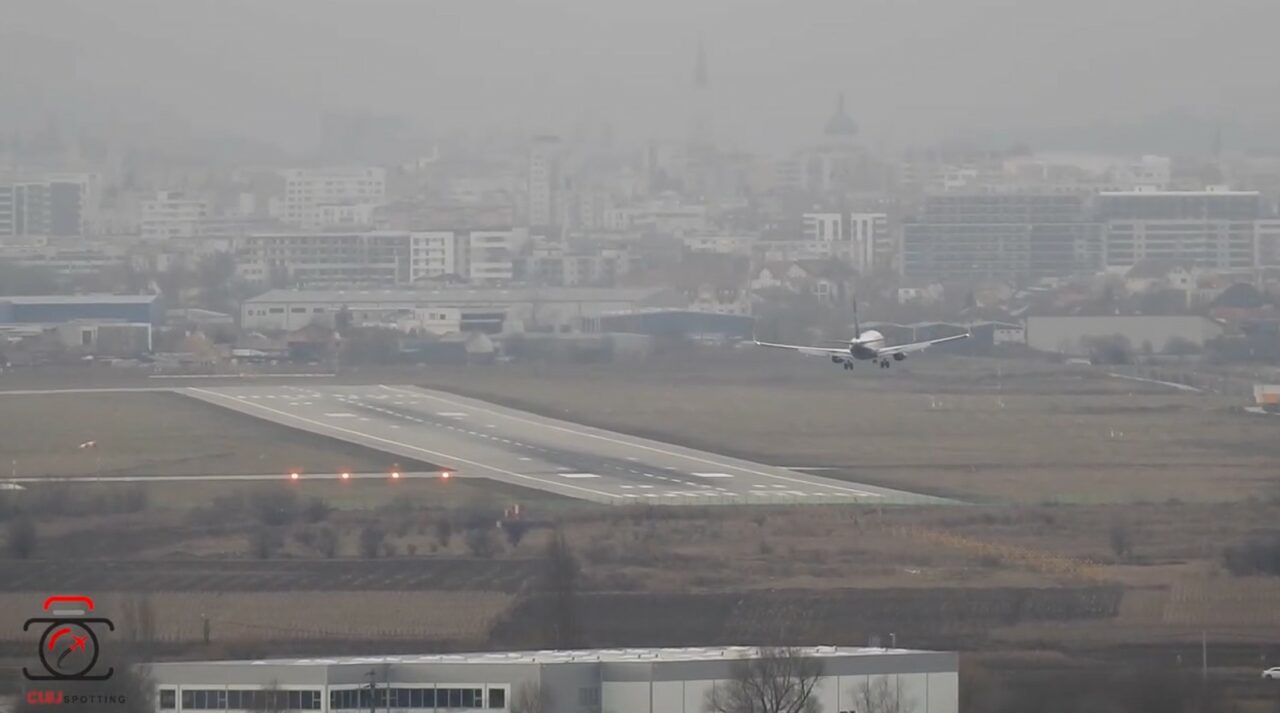 Vântul din Cluj i-a obligat pe piloţi să recurgă la manevre extreme. „Crabbing” executat pe rafale de până la 31 de noduri