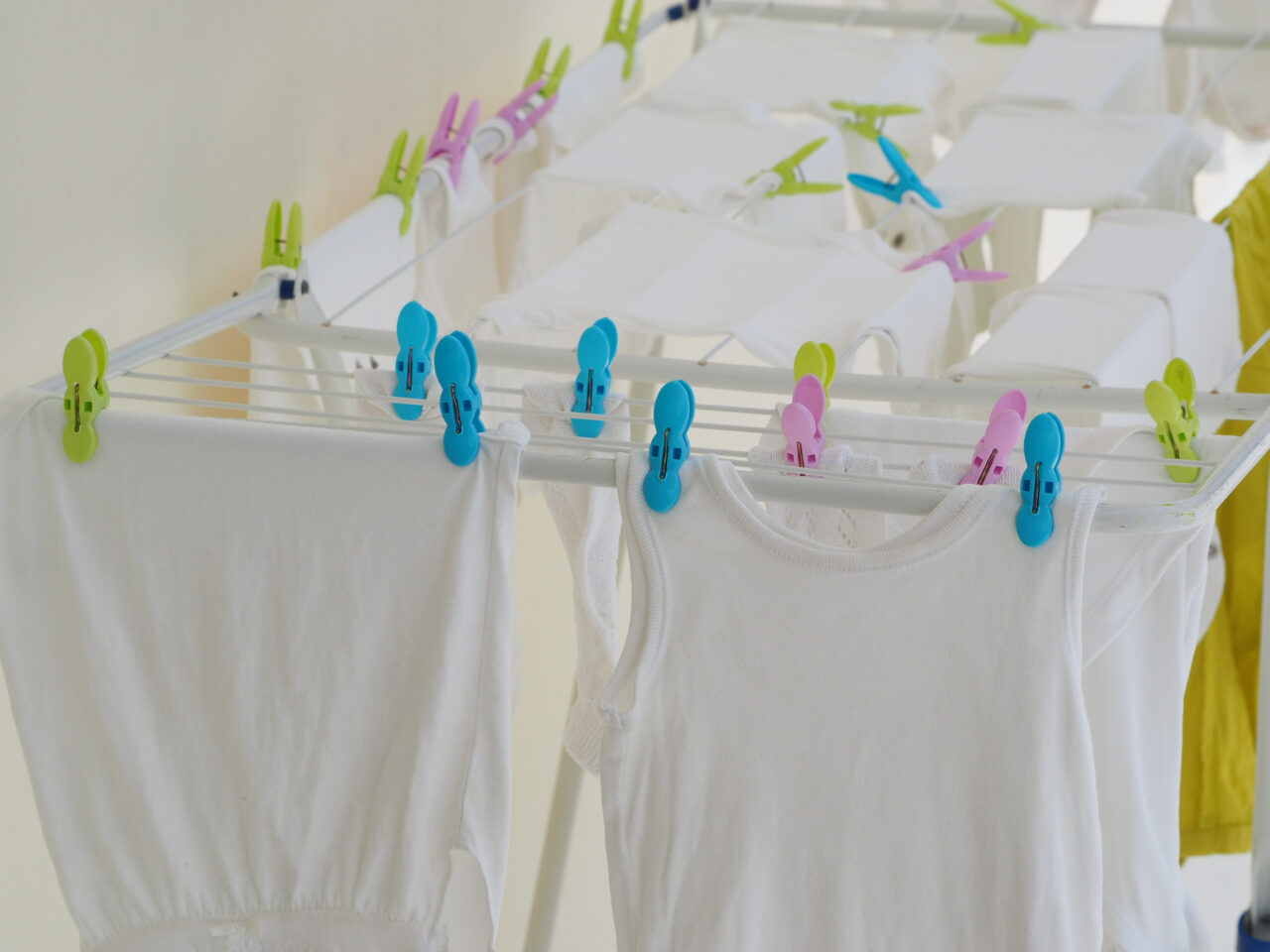 Cum să usuci rufele mai repede iarna, chiar și pe balcon. Trucul durează doar câteva minute