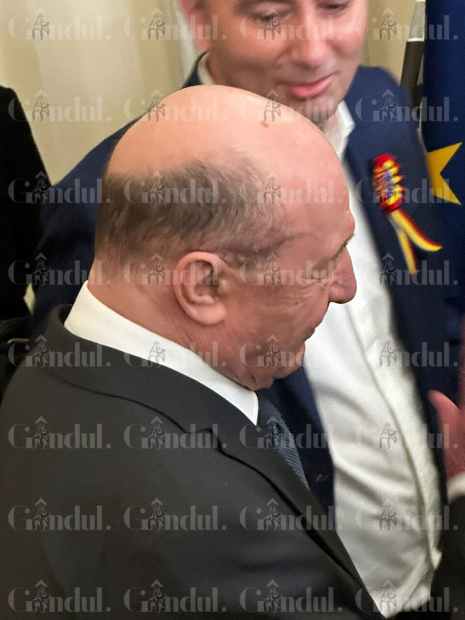 Traian Băsescu la ieșirea din cabina de vot. „Am votat îngrijorat. Tot ce influențează negocierile de pace ne vizează”