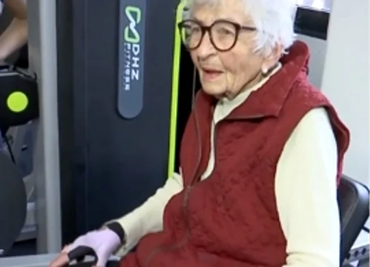 În timp ce mulți tineri găsesc diverse scuze pentru a evita mișcarea, o bătrână de 91 de ani din Cluj merge de trei ori pe săptămână la sală