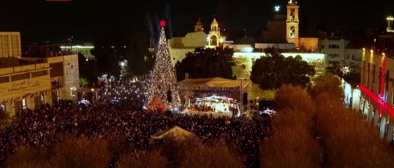 După 3 ani, s-au aprins luminițele și în bradul de Crăciun din Betleem
