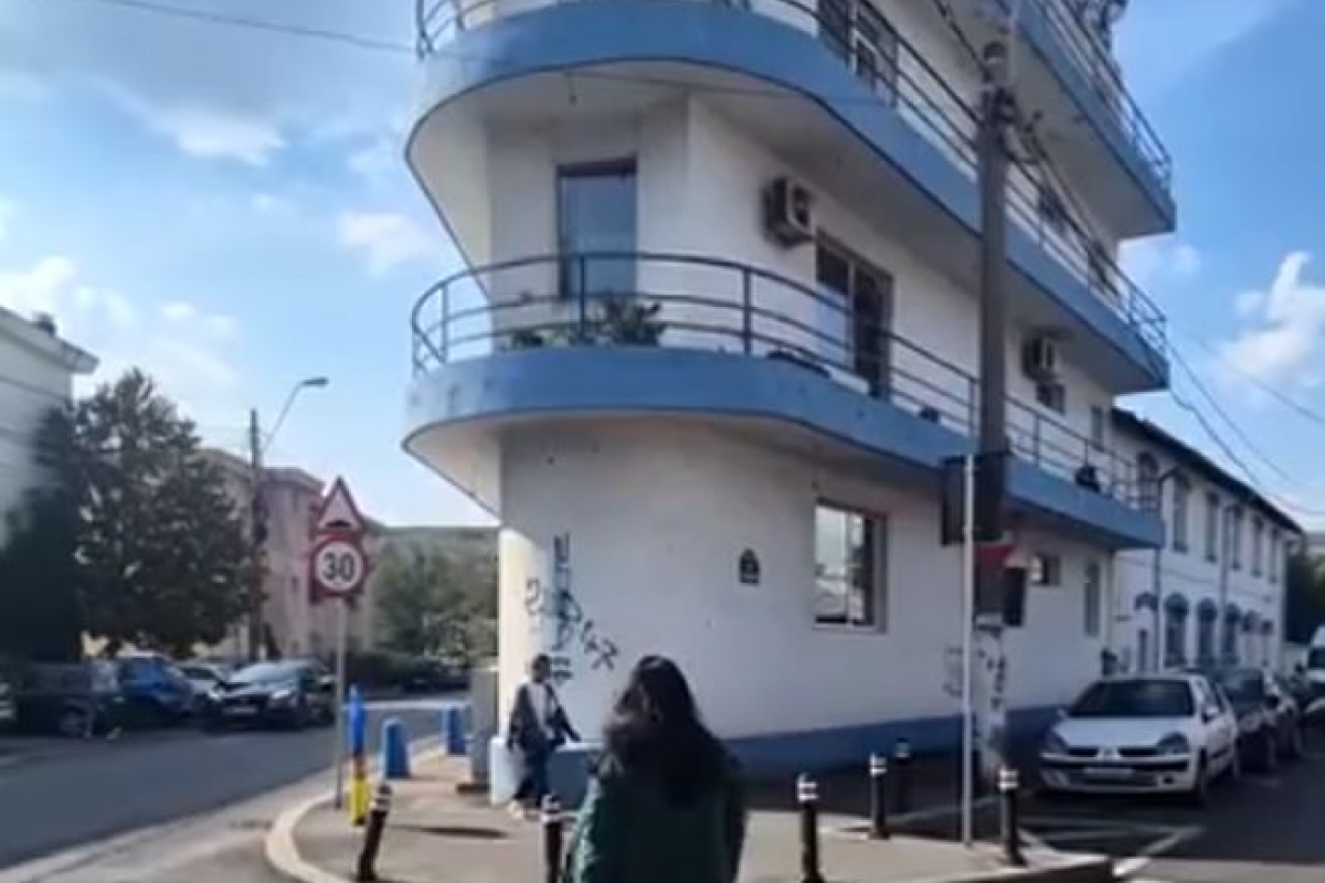 Povestea blocului din Capitală care arată ca un vapor. Unde se află și cine a construit clădirea cu un design inedit