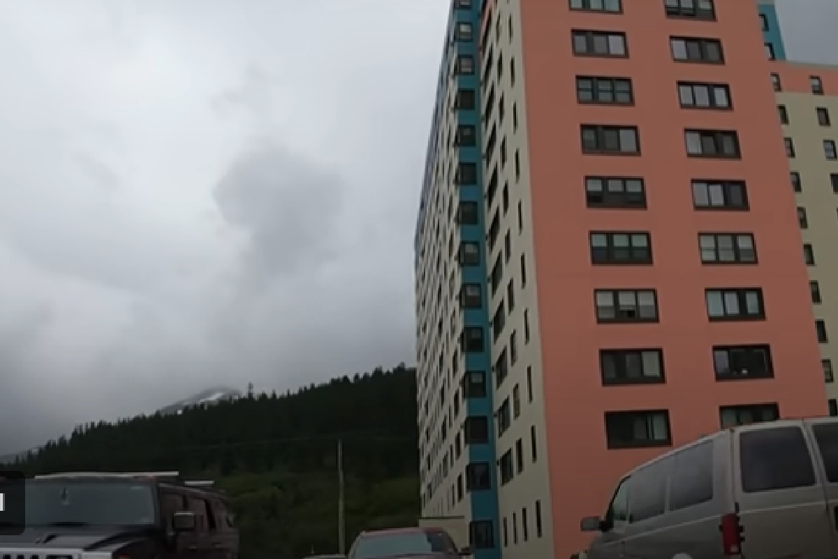 Orașul cu doar 260 de locuitori. Toți trăiesc sub același acoperiș, într-un bloc