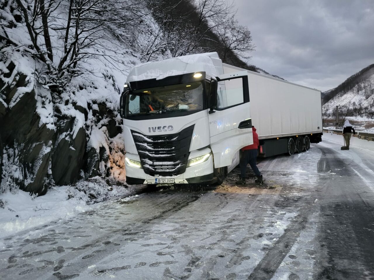 Circulaţia a fost reluată pe Valea Oltului, dar se desfăşoară cu dificultate. Un autocamion a blocat deszăpezirea pentru câteva ore