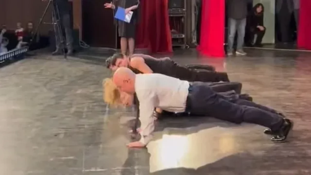 Emil Boc și-a arătat mușchii pe scenă. A făcut 30 de flotări alături de sportivi de performanță