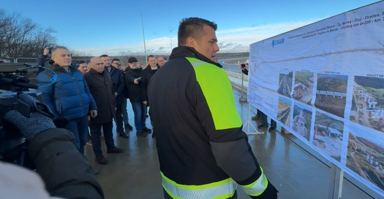 Premierul Ilie Bolojan a mers în Bihor pentru a inspecta lucrările la autostradă, alături de șefii CNAIR și CNIR