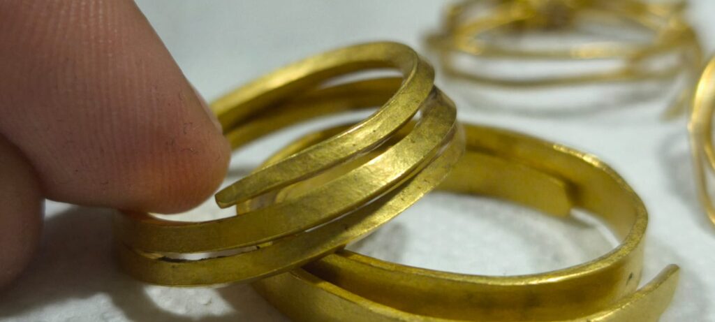 Brățări de aur vechi de trei milenii, descoperite într-o pădure din Gorj, de un detectorist pasionat