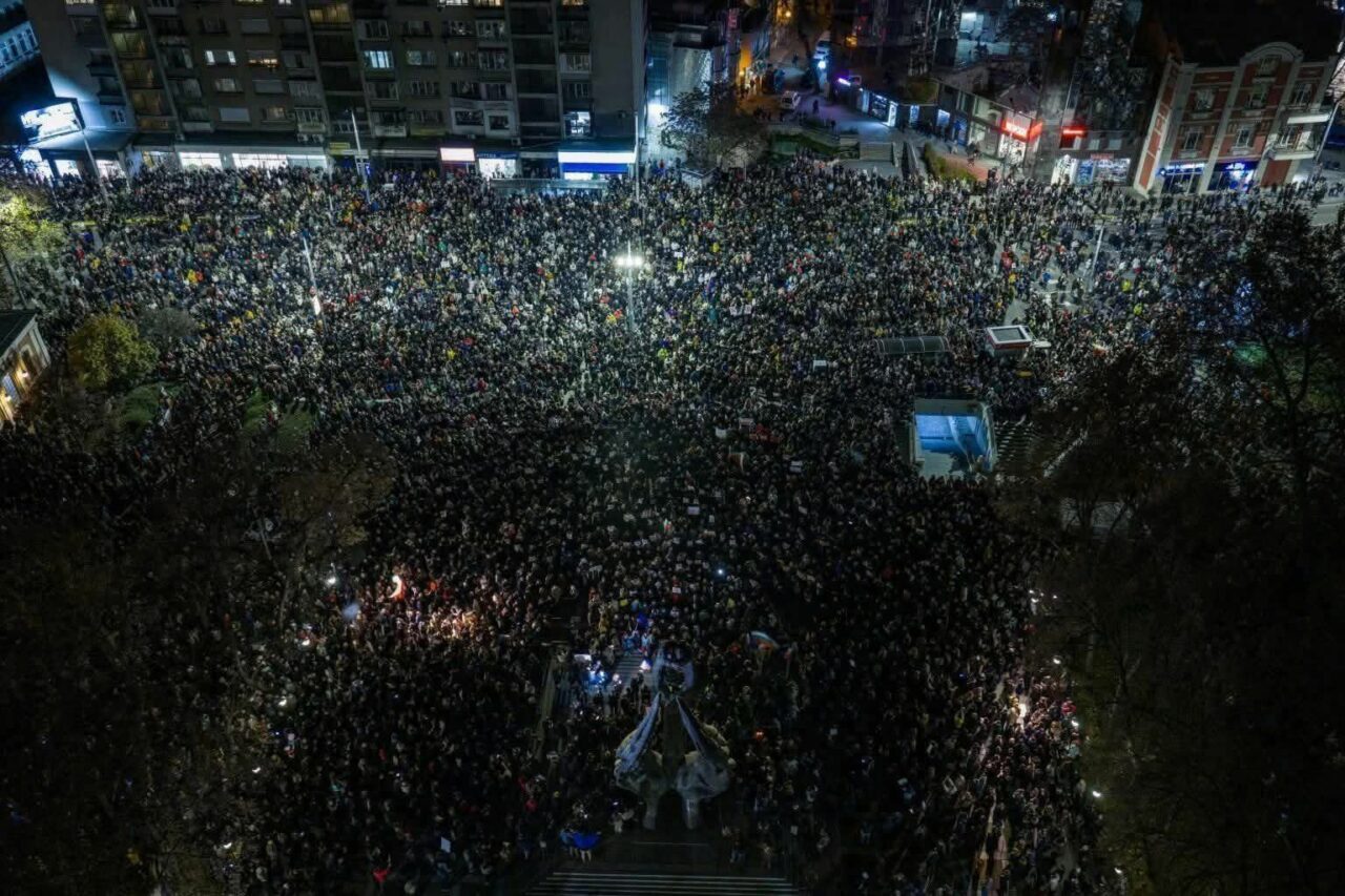 Zeci de mii de bulgari protestează la această oră. Studenții s-au încăierat cu forțele de ordine. Mai multe mașini de poliție au fost avariate. Situația în Sofia pare scăpată de sub control