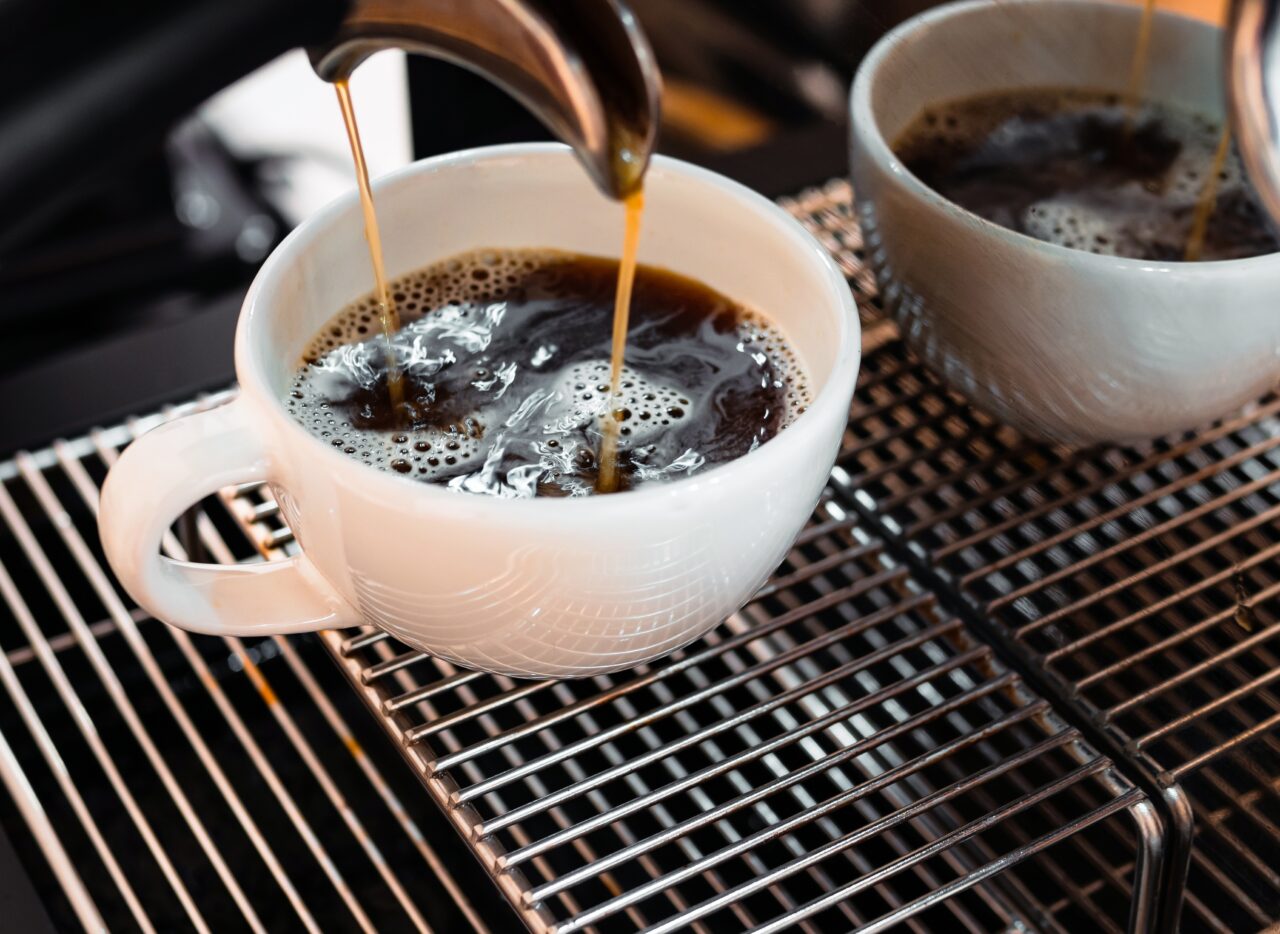 Cafeaua și ceaiul pot fi asociate cu un risc mai scăzut de demență. Ce arată un studiu desfășurat pe parcursul a 40 de ani