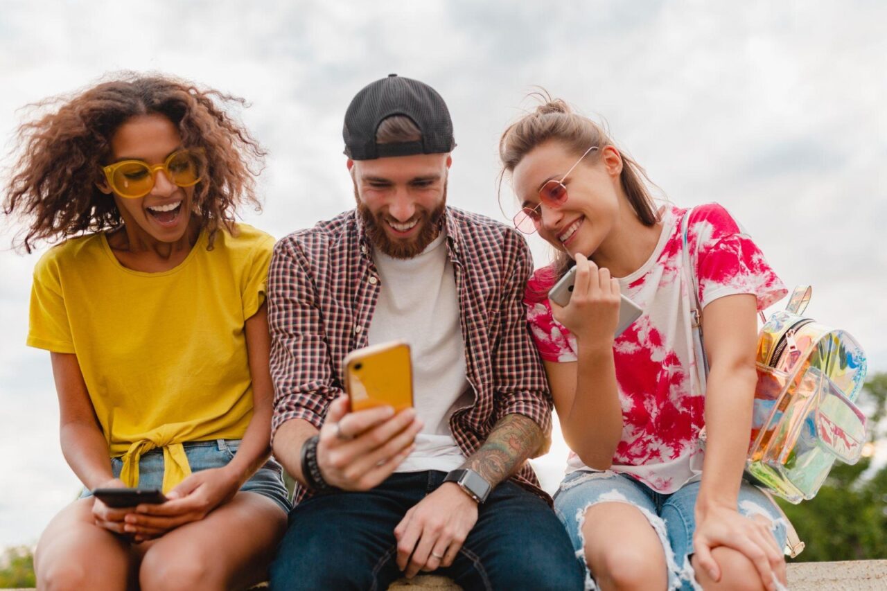 (P) Când tehnologia devine suficientă: tot mai mulți români aleg telefoane lansate acum câțiva ani