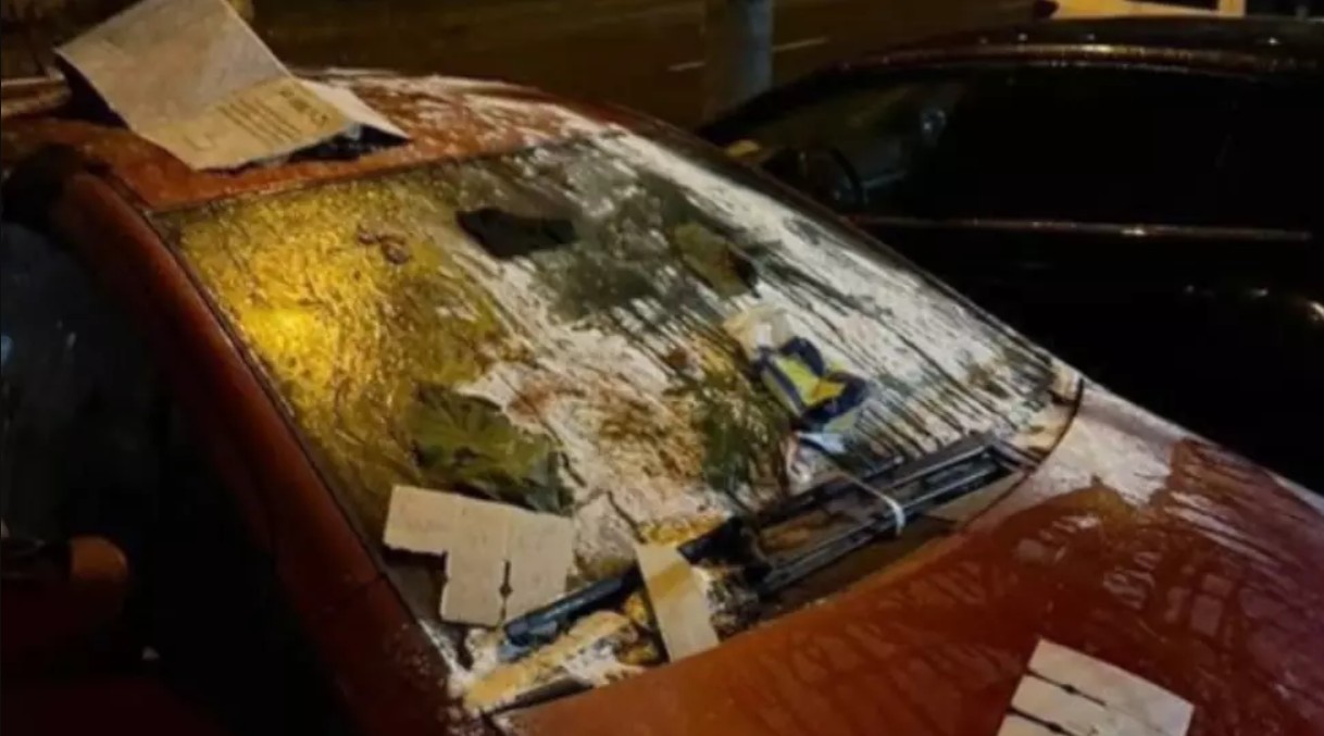 Cum a reacționat o femeie din Iași când a aflat că a fost înșelată. A umplut mașina iubitului ei cu făină și ouă: „Cine e Sara?”