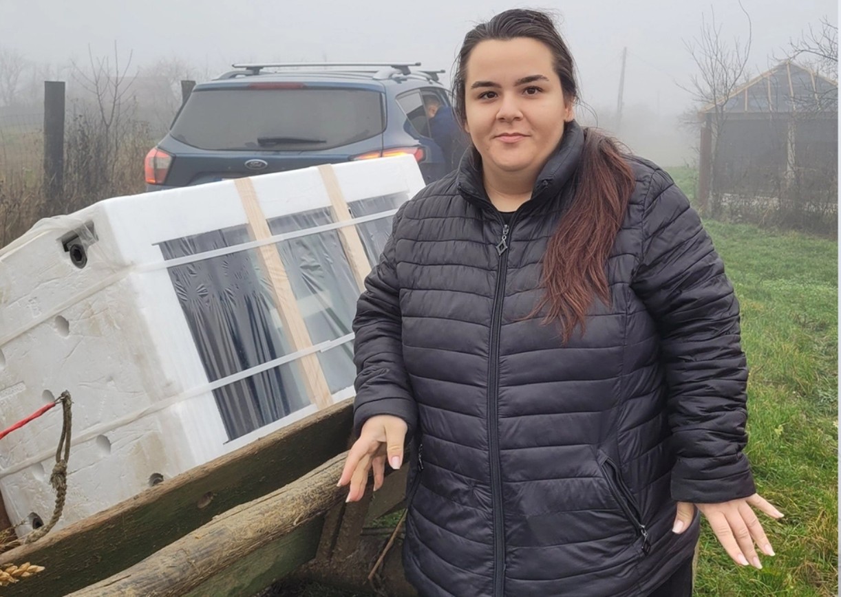 Tânăra care gătește sute de porții de mâncare pentru copii și bătrâni. Ce a împins-o să facă un asemenea gest