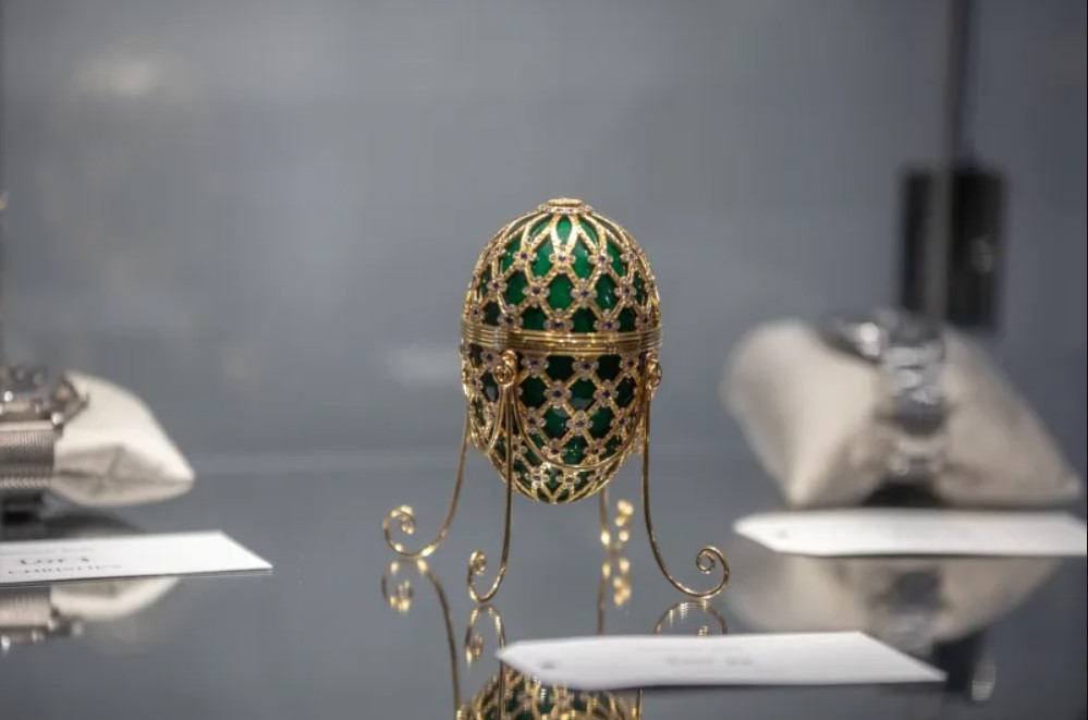 Un bărbat a fost acuzat de furt după ce a înghițit un ou Fabergé cu diamante în valoare de 19.000 de doleri