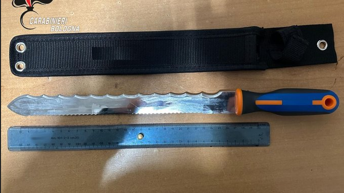 Un român, înarmat cu un pumnal de 30 de cm, a amenințat clienții dintr-un mall din Italia FOTO:Carabinieri Bologna