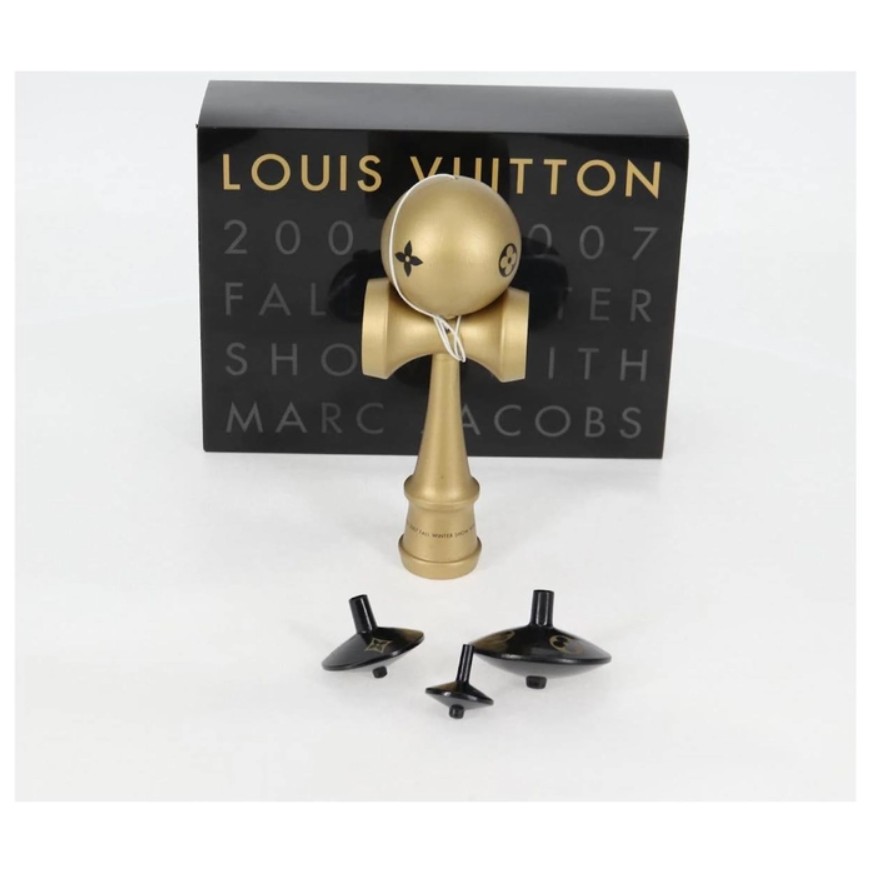 O kendamă marca Louis Vuitton se vinde cu peste 1300 de dolari. Este sau nu cea mai scumpă kendamă din lume