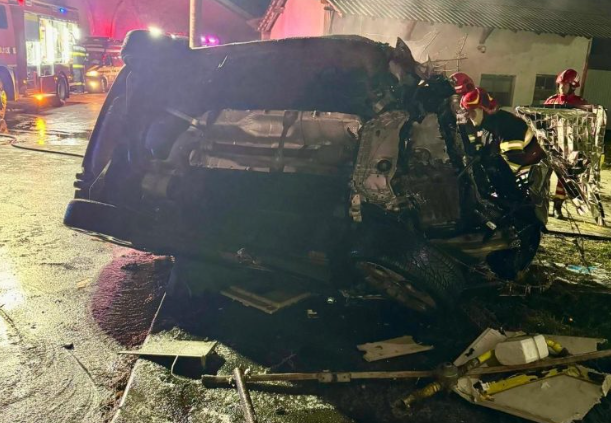 Tragedie în Găești: doi tineri de 18 și 19 ani au murit după ce mașina în care se aflau a intrat într-o clădire și a luat foc