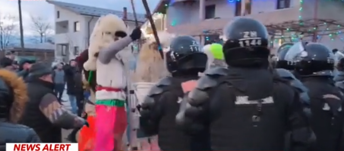 Localnici mascați și înarmați cu bâte s-au îmbrâncit cu jandarmii la Ruginoasa. Forțele de ordine au dat cu spray lacrimogen