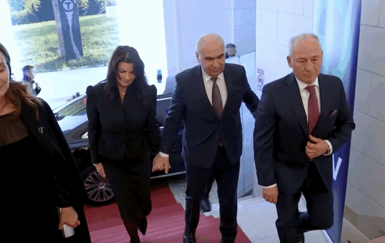 Într-un răspuns pentru Gândul, purtătorul de cuvânt al Guvernului, Ioana Ene Dogioiu, susține că premierul Ilie Bolojan s-a însurat și este cu „soția” la Viena. Dogioiu a transmis redacției că Doamna Bolojan și-a plătit singură costurile deplasării și cazării