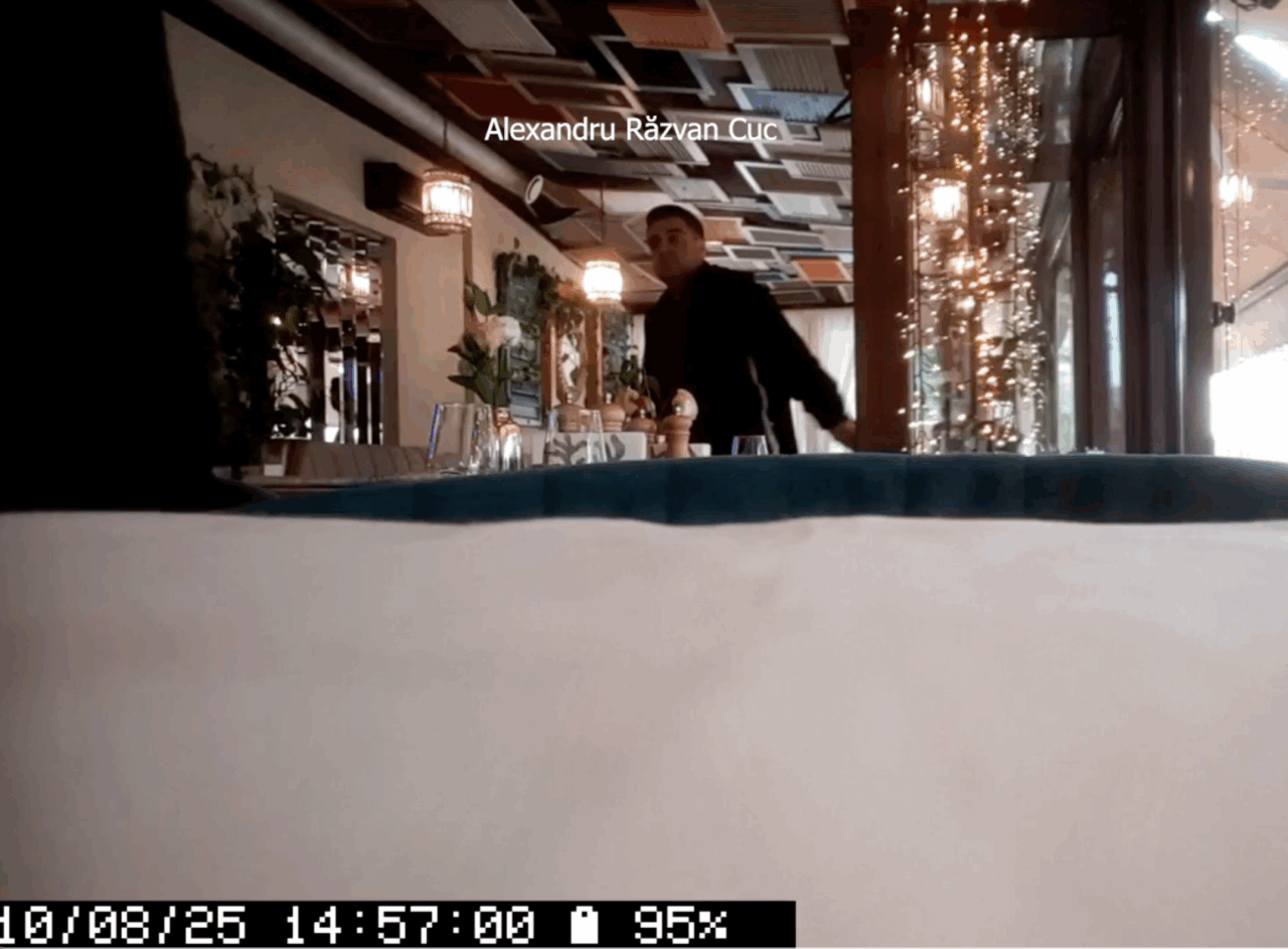 Înregistrări ambientale în dosarul fostului ministru al Transporturilor, Răzvan Cuc. Procentul din șpaga pentru contractul de la RAR, discutat la restaurant, după ce fusese arătat pe telecomandă: „Când am fost la el în curte, el a zis: „9”, tu mi-ai zis de 6 – știi? – sau poate n-am văzut eu bine. Eu am înțeles că ți-a arătat de 7. Că ce mi-a zis el, 7. N-am fost atent, nu știam ce vrea să-mi arate”
